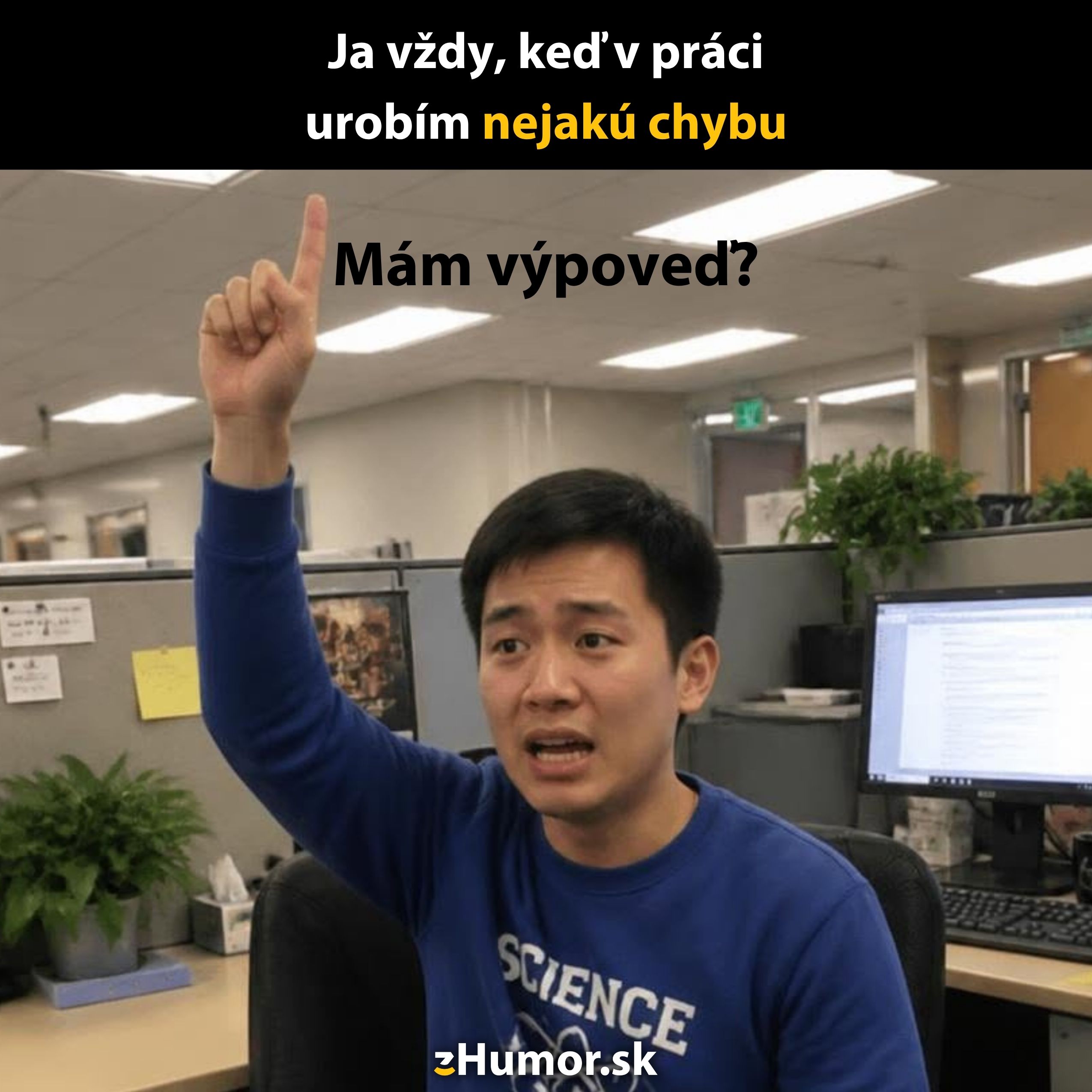 Muž v kancelárii s vtipným výrazom zdvíha ruku, vtip komentuje obavy z chýb v práci.