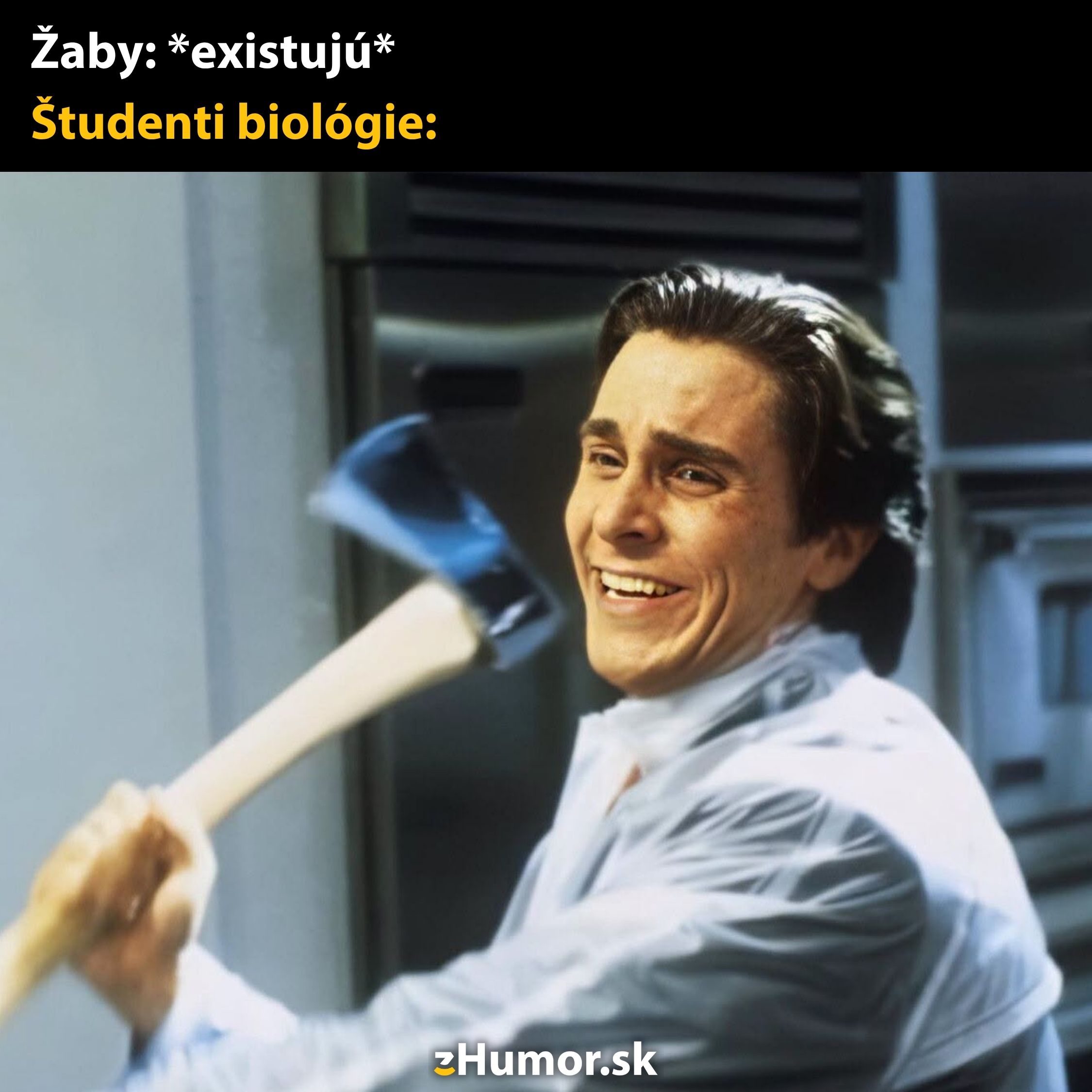 Muž drží sekeru s úsmevom; text vtipne vypovedá o študentoch biológie a žabách.