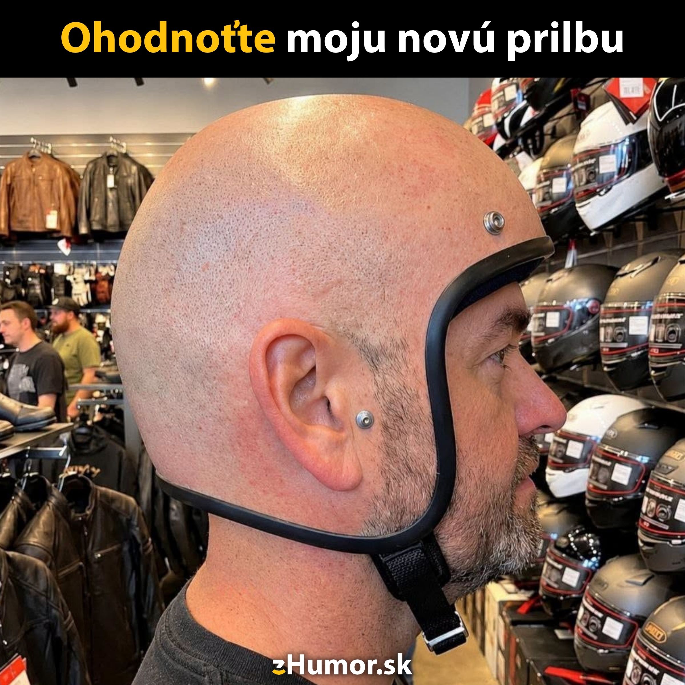 Muž v obchode s prilbami nosí nezvyčajnú imaginárnu prilbu. Humoristický pohľad na nový štýl.