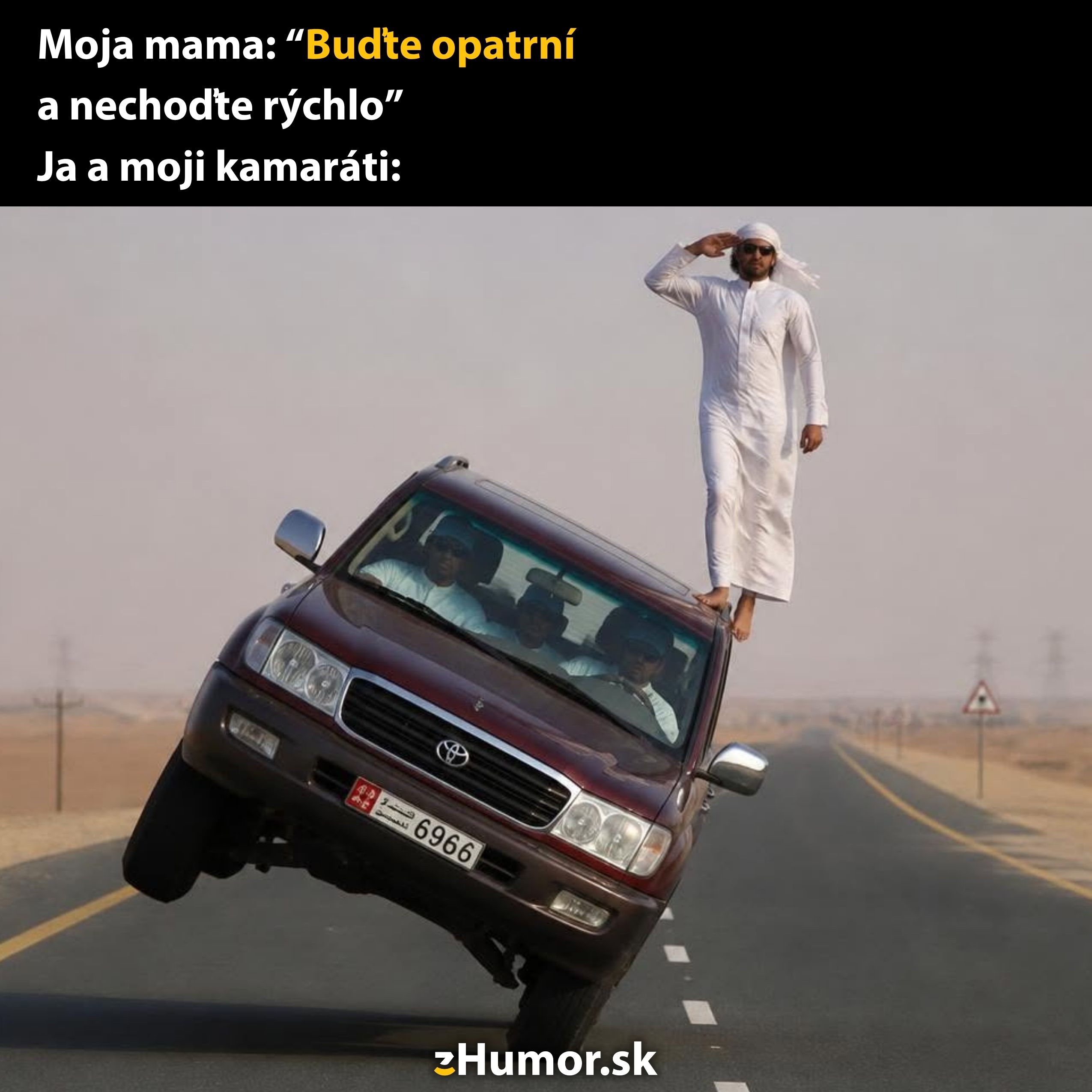 Muž kráča po boku auta idúceho na dvoch kolesách na púštnej ceste.