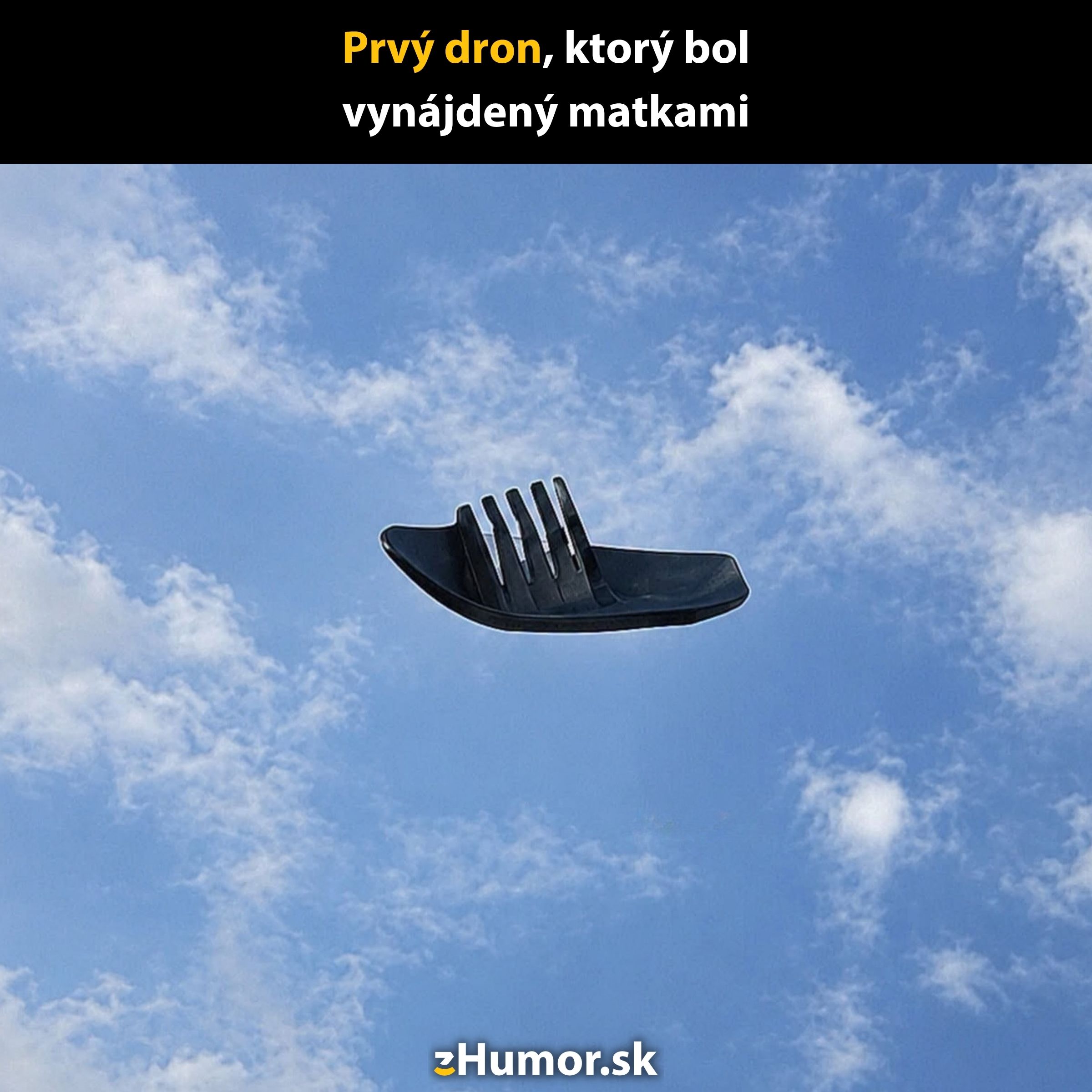 Plastová lyžica letiaca oblohou ako vtipná paródia na dron v modrom nebi s oblakmi.