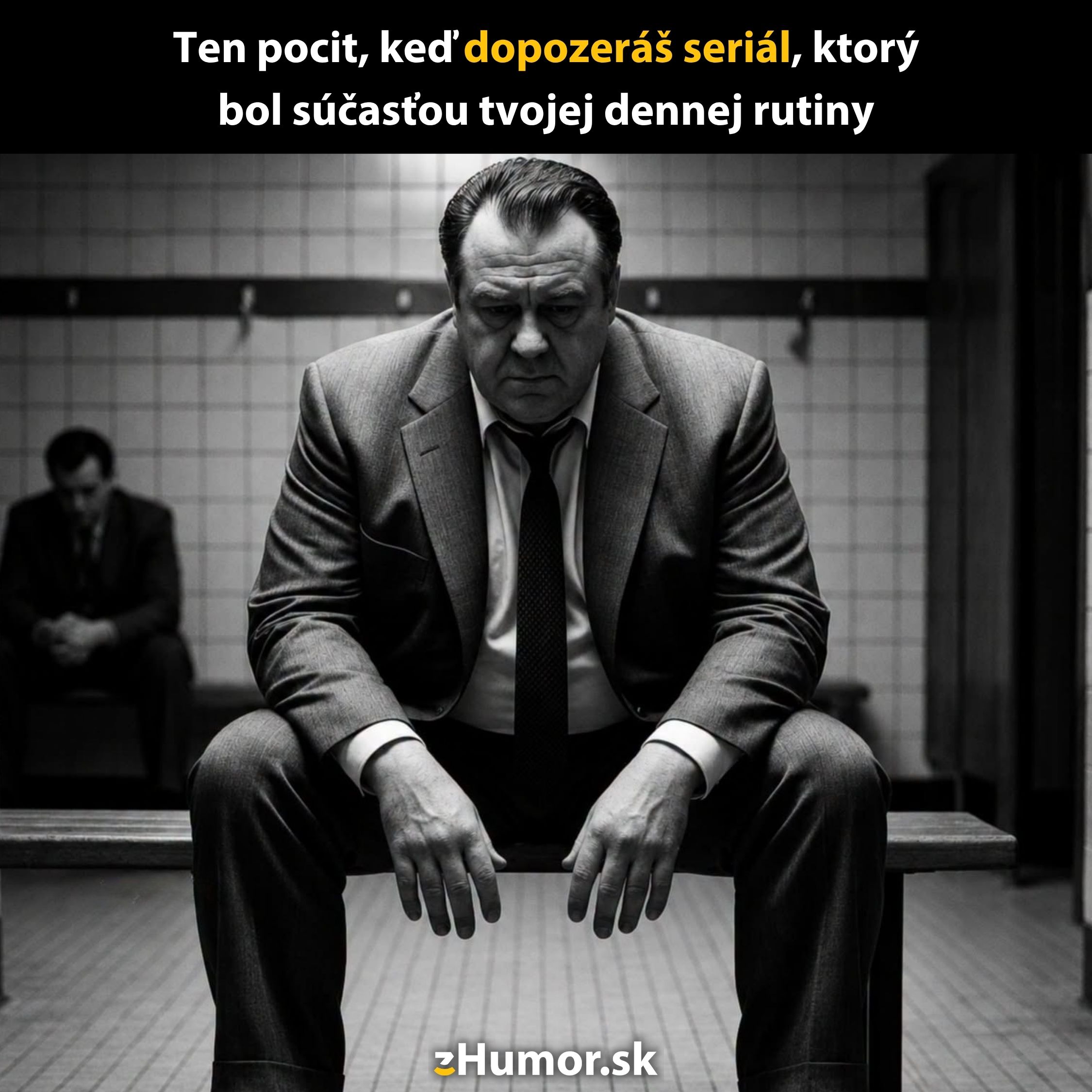 Muž v obleku sedí zamyslene na lavici, čierno-biela miestnosť, text odhaľuje koniec obľúbeného seriálu.