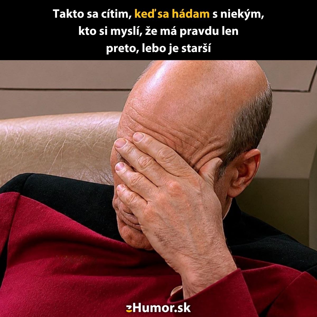 Muž s gestom tváre v dlani, vyjadruje frustráciu počas debaty s niekým, kto tvrdí, že má pravdu kvôli veku.