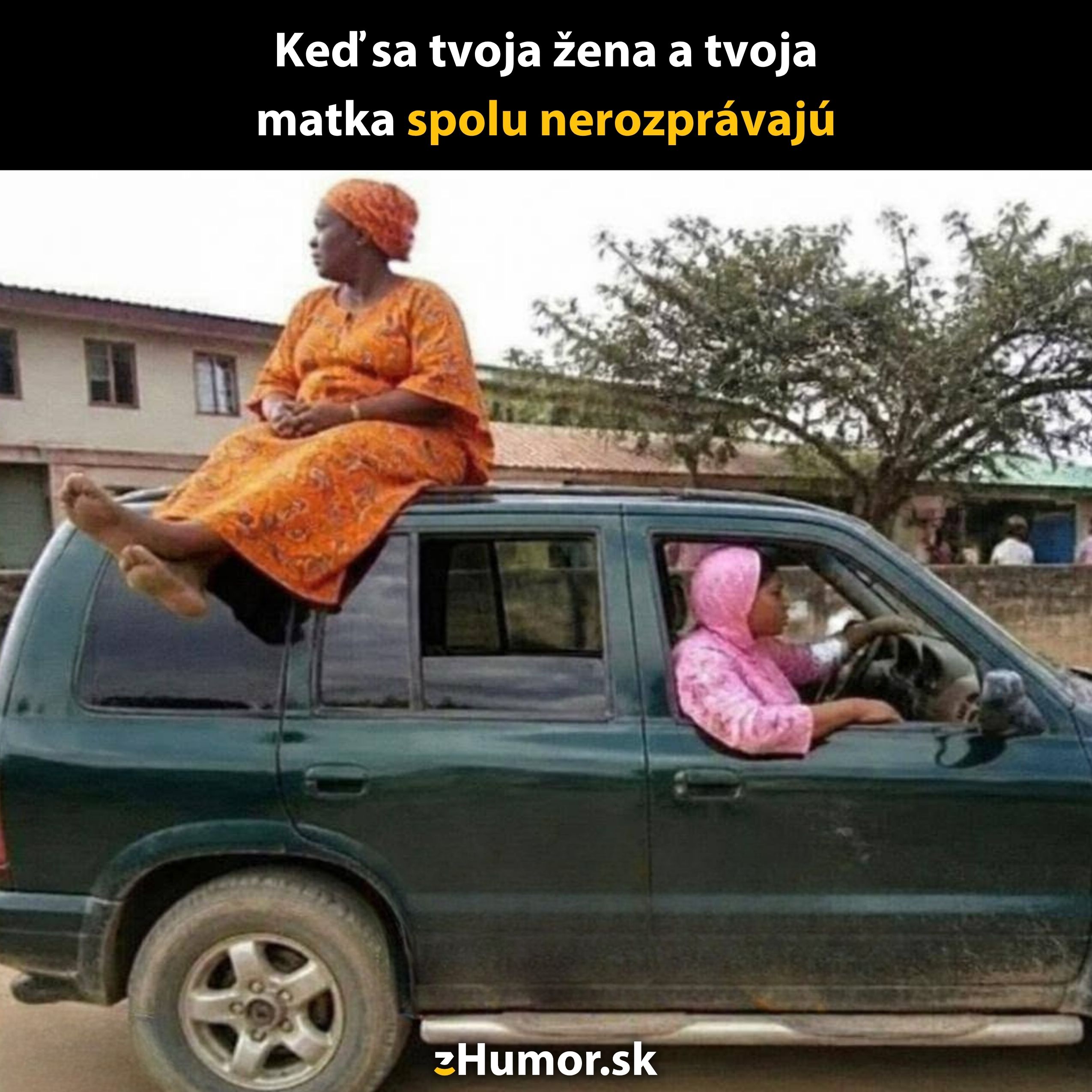 Žena sedí na streche SUV, matka šoféruje. Keď dvaja nerozprávajú, jazda je kreatívna.