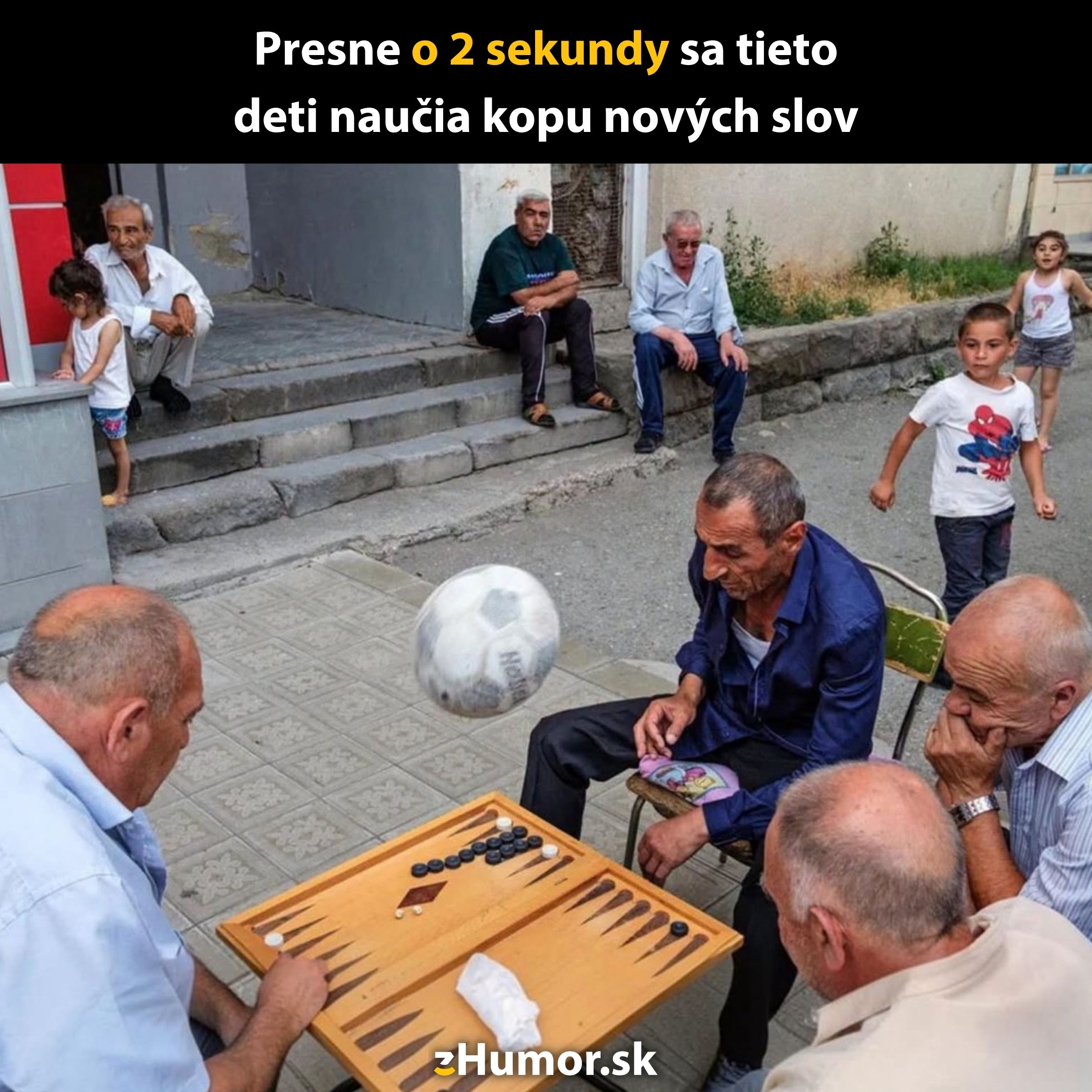 Skupinka mužov hrá backgammon na ulici, zatiaľ čo okolo letí lopta.