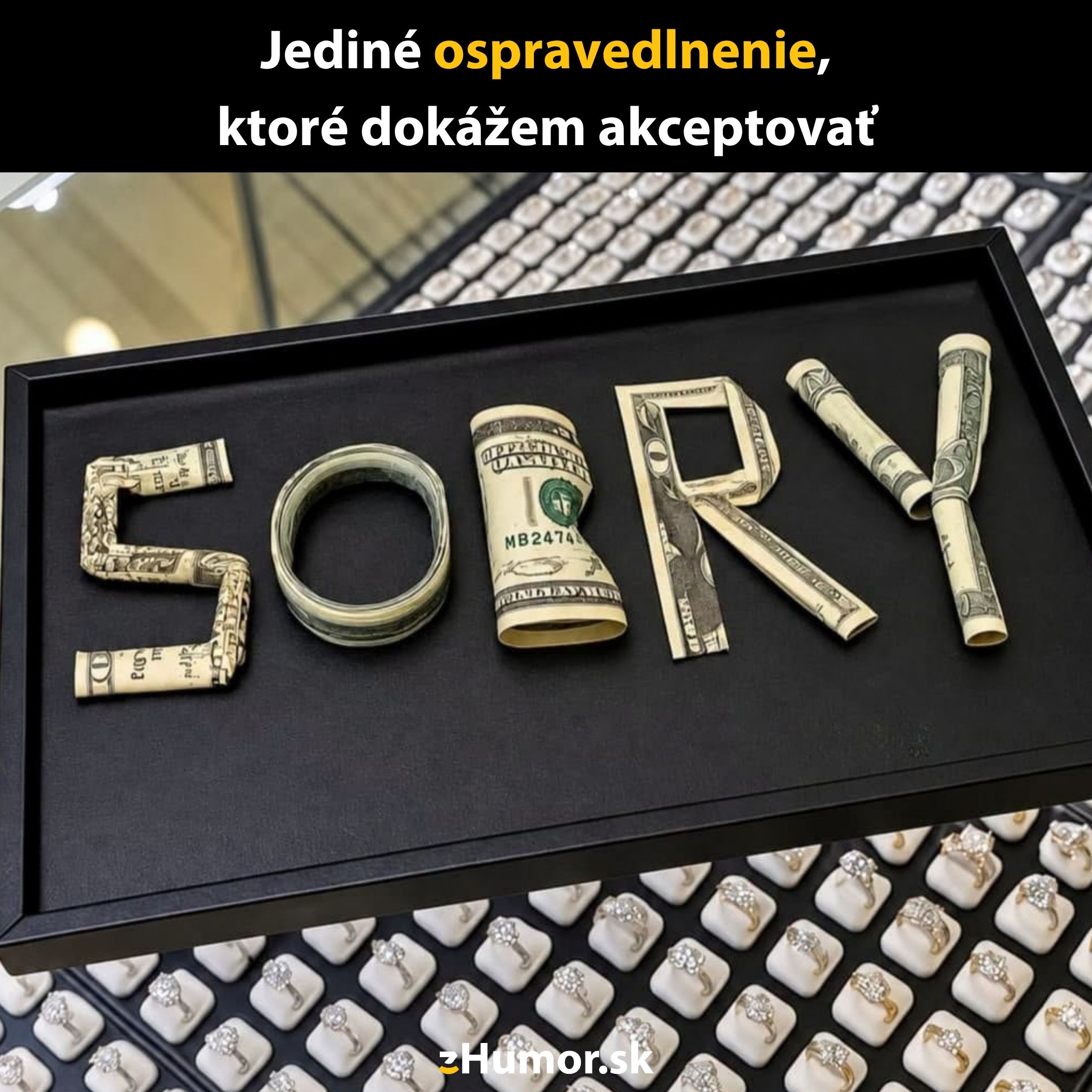 Peniaze zložené do slova SORRY na pozadí s diamantovými prsteňmi, humorný pohľad na ospravedlnenia.