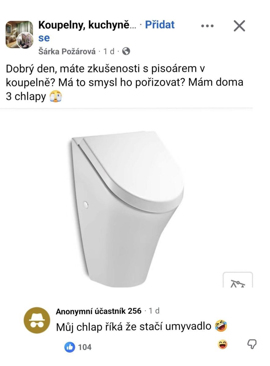 Diskusia o inštalácii pisoáru v kúpeľni pre domácnosť s troma mužmi.
