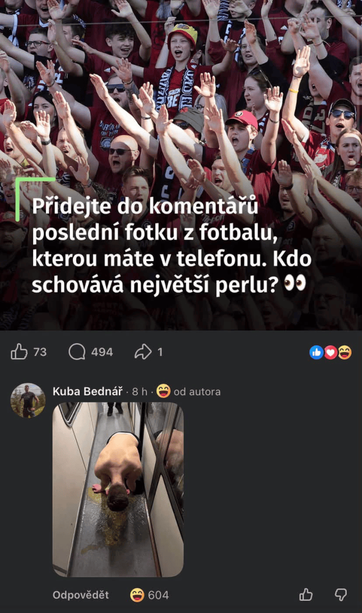 Fanúšikovia na futbalovom zápase s transparentom Pridajte poslednú fotku z futbalu. Reakcie a komentáre používateľa.