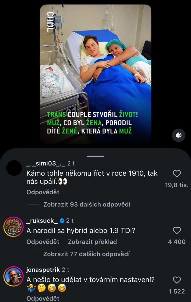 Trans pár na nemocničnom lôžku s novorodencom, oslavy rodičovstva a diverzity.