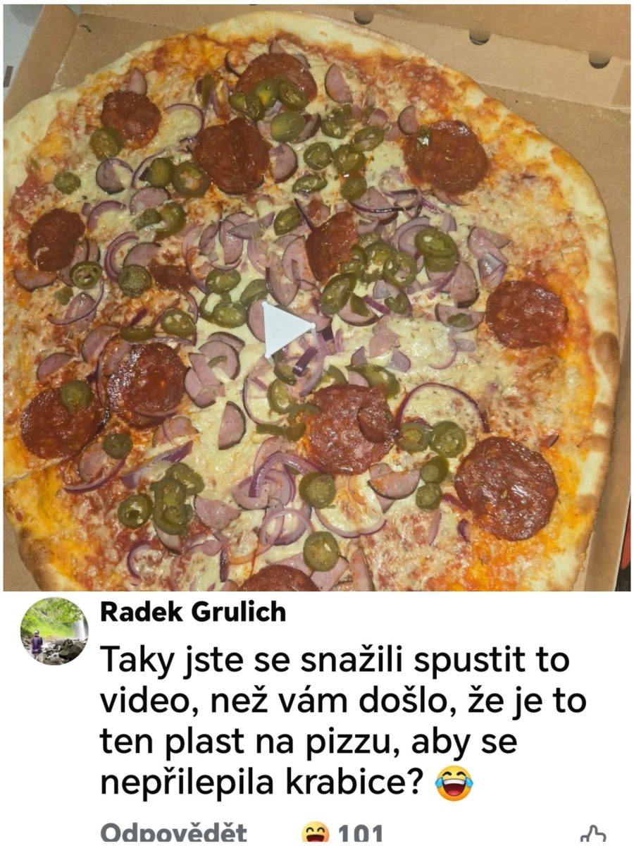 Pizza s feferónkami, salámou a cibuľou v krabici, s plastovým stojanom v strede, veselý komentár k obrázku.