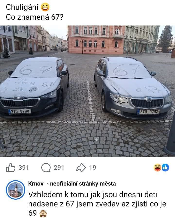 Autá pokryté snehom s číslom 67 na kapote, vtipný komentár na Facebooku o dnešnej mládeži.