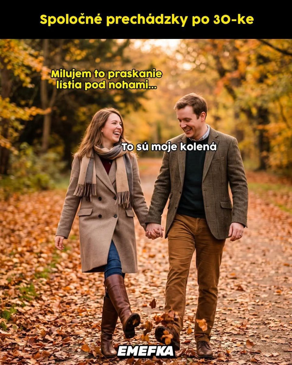 Pár na jesennej prechádzke v parku sa smeje nad textom o praskaní lístia a kolenách.