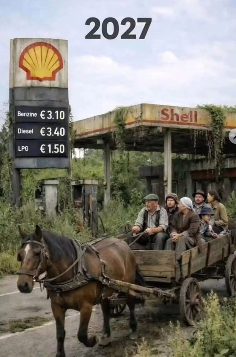 Starý nadjazd Shell s vysokými cenami benzínu a povozy s ľuďmi ťahané koňmi v roku 2027.