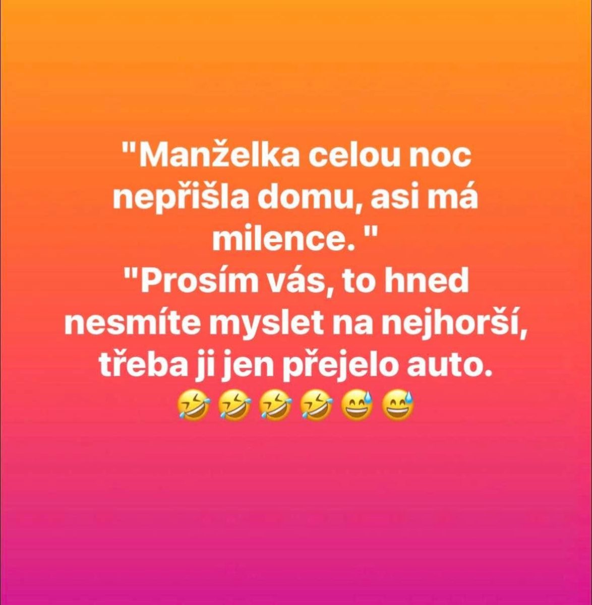 Vtipný text na oranžovom pozadí s emotikonmi smiechu. Hovorí o manželke, ktorá neprišla domov; nadhodená je vtipná možnosť nehody.