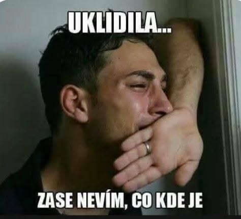 Muž plače, pretože nevie nájsť veci po upratovaní. Text na obrázku: Uklidila... Zase nevím, co kde je.