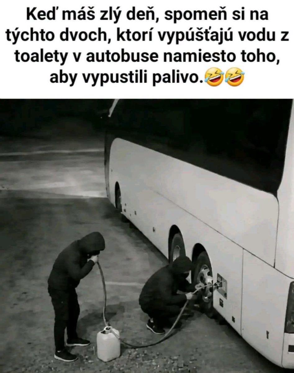 Dvaja ľudia vypúšťajú tekutinu z autobusu, omylom miesto paliva vypúšťajú vodu z toalety, komická scéna.