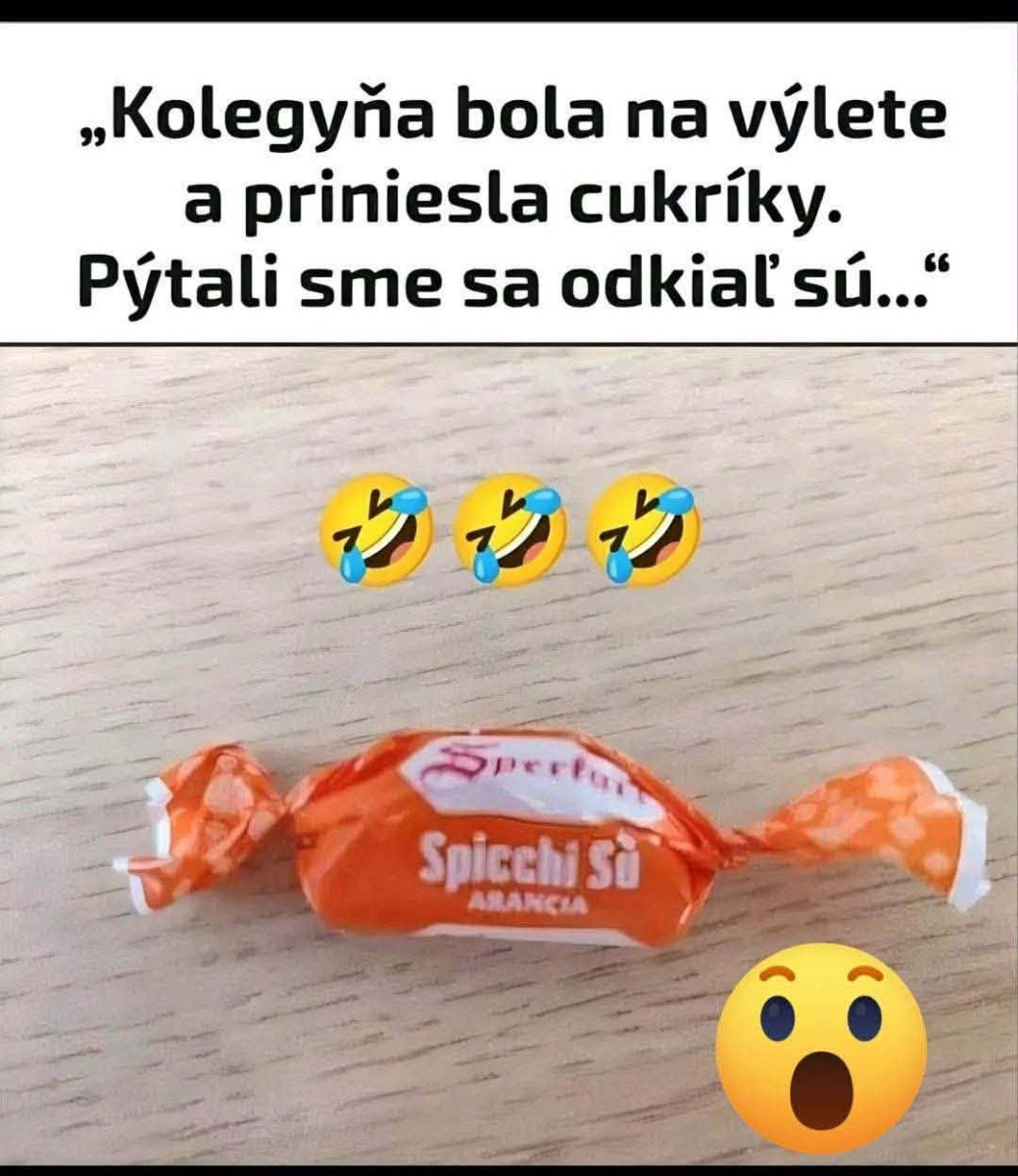 Vtipný obrázok cukríka s názvom podobným slovenčine, smiech a prekvapivý smajlík na drevenom stole.