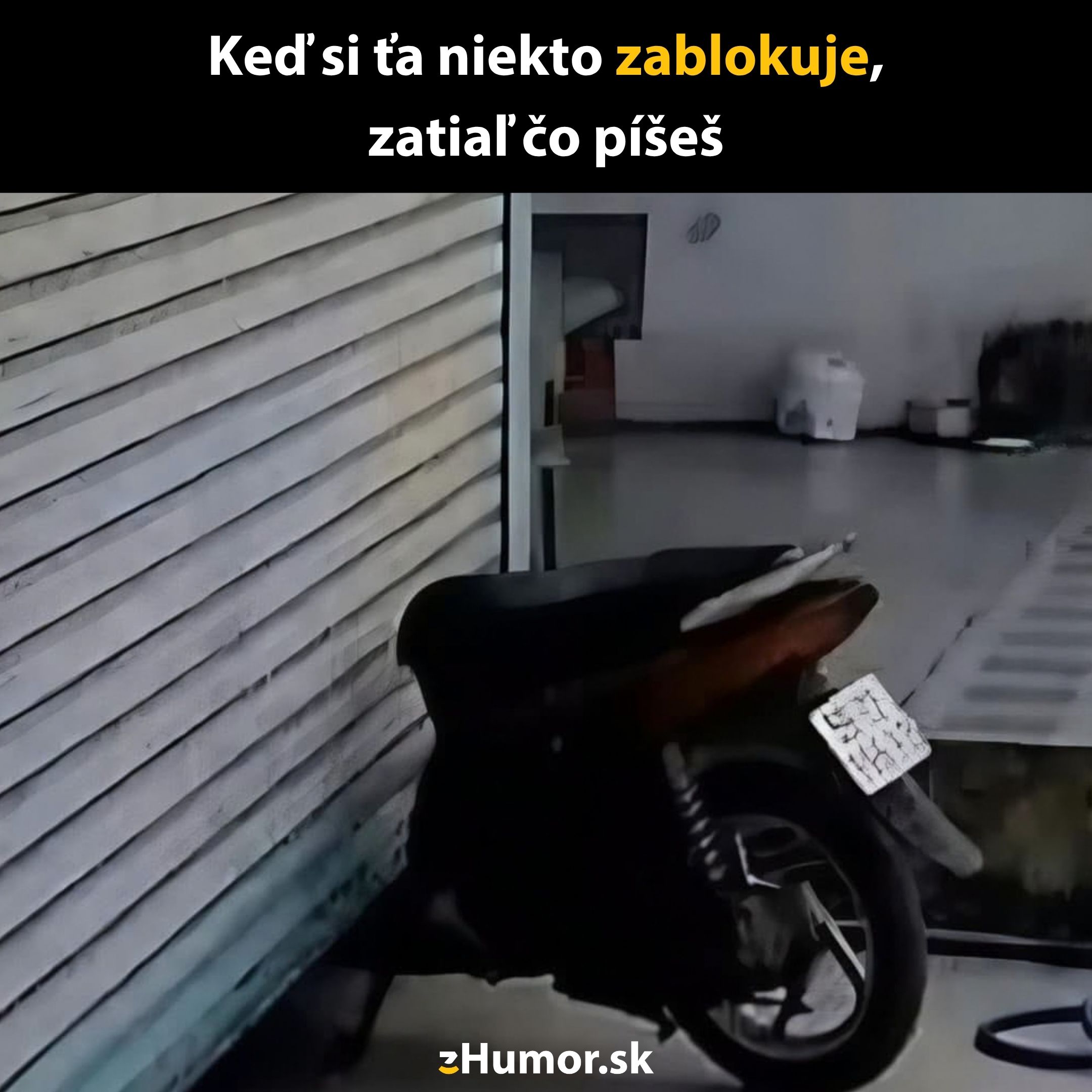 Motorka zablokovaná dverami od garáže; ilustruje pocit frustrácie pri prekážke v nečakanej situácii.