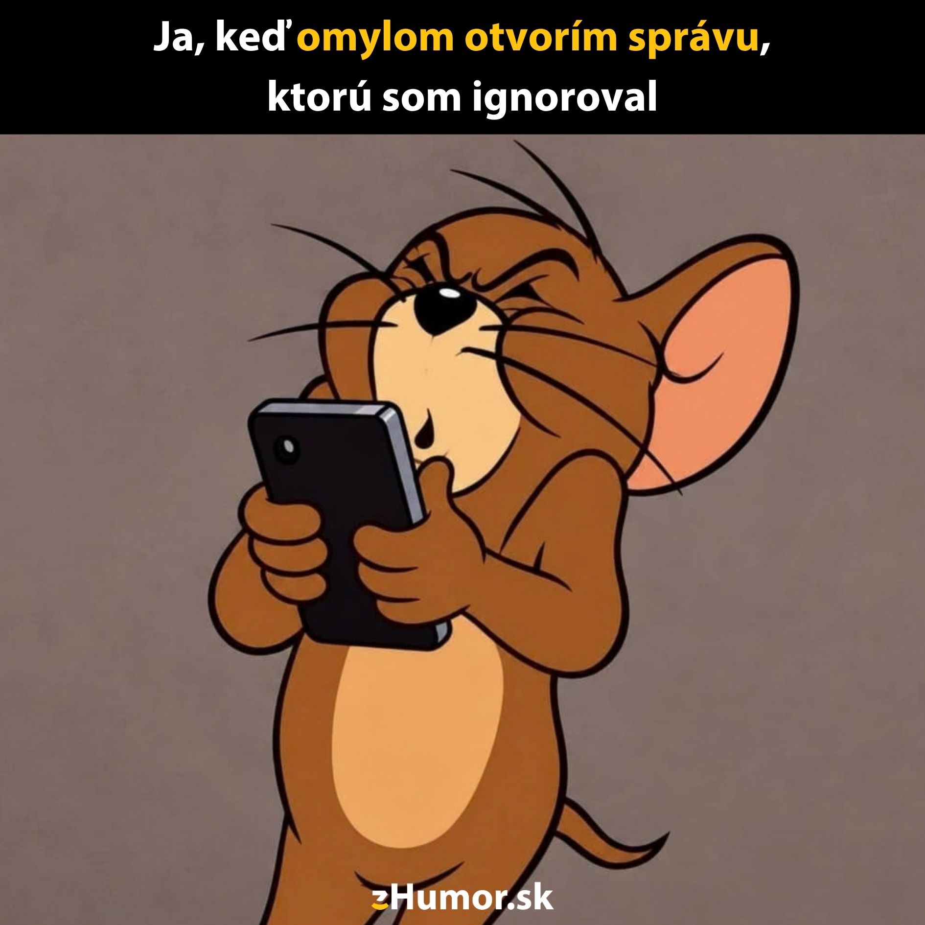 Kreslená myš s mobilom zaskočená textovou správou na zHumor.sk.