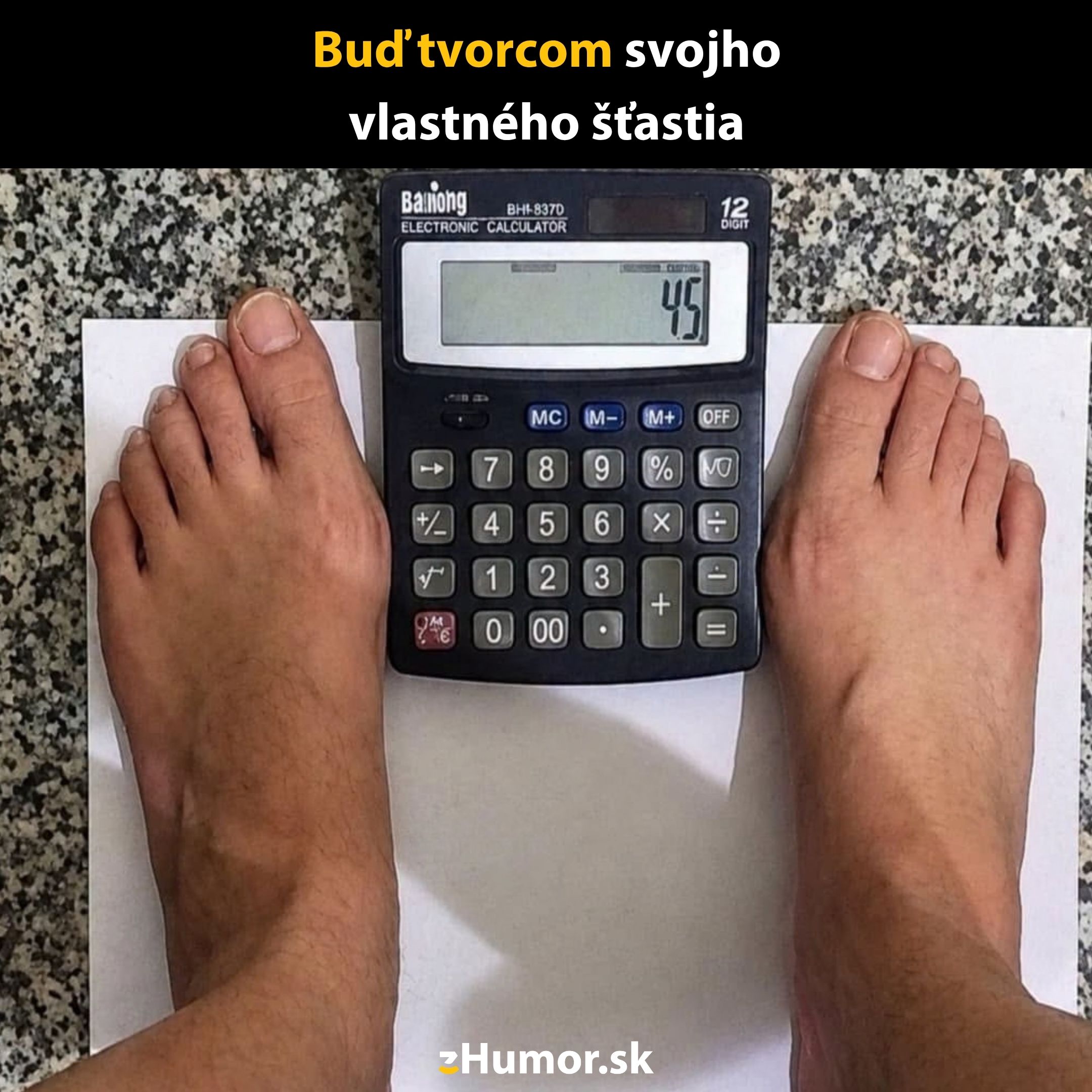 Noha na kalkulačke s číslom 45 a nápisom Buď tvorcom svojho vlastného šťastia.