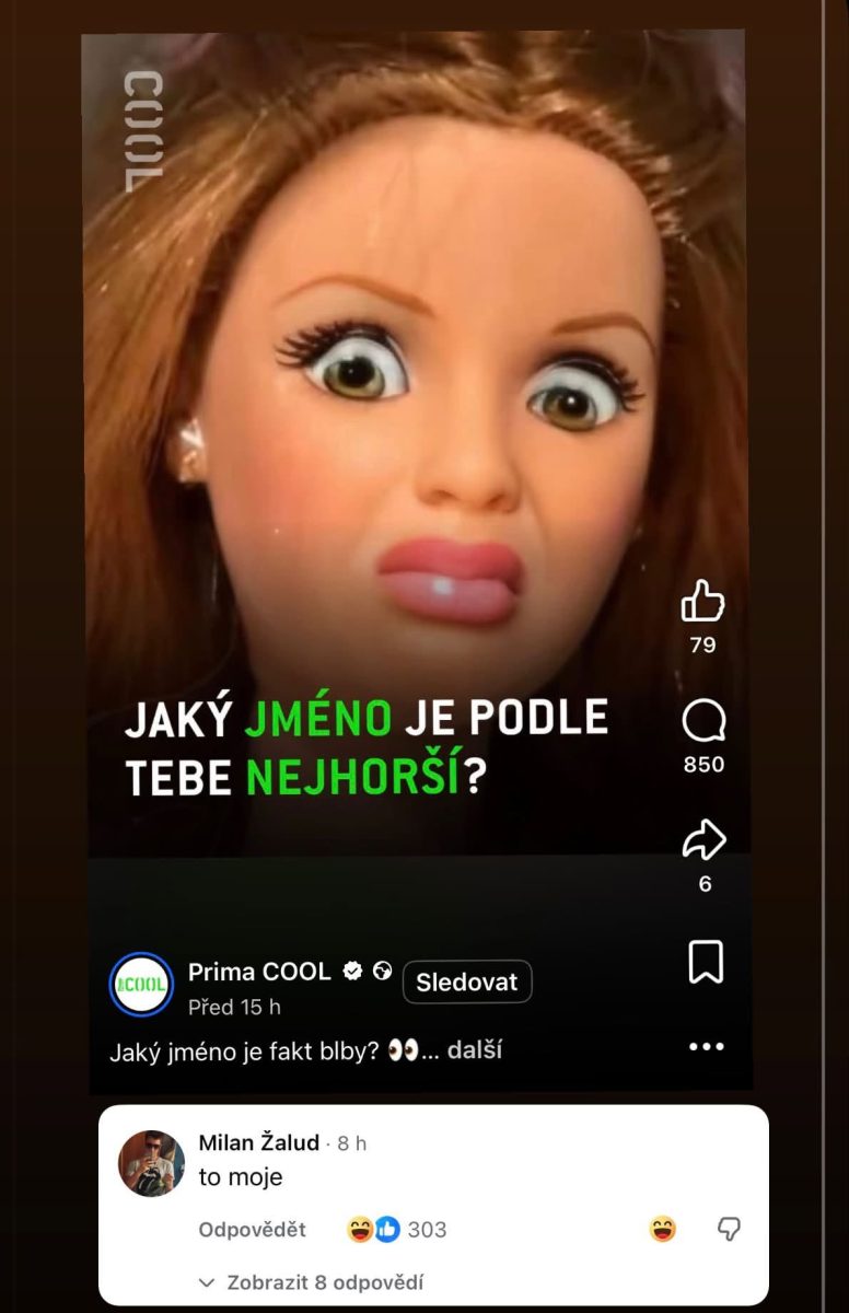 Bábika s prekvapeným výrazom v diskusii o najhorších menách na sociálnych médiách.