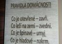 Tabuľa s pravidlami domácnosti: zatvárať, zdvíhať, umývať, kŕmiť a pohladkať, čo je otvorené, na zemi, špinavé, hladné či smutné.