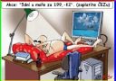 Muž relaxuje na stole s obrazovkou ukazujúcou pláž, ironizuje lacnú dovolenku pri mori doma.