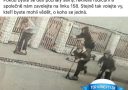 Polícia hľadá svedkov: Skupina detí na kolobežkách na verejnej bezpečnostnej kamere, Pardubice.