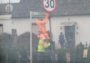 Pracovníci v reflexných vestách inštalujú dopravné značky na ulici Polna, rýchlosť obmedzená na 30 km/h.