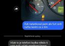 Konverzácia o svietiacej kontrolke paliva v aute; osoba nevie, prečo svieti po natankovaní.