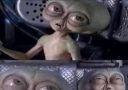 Mimozemšťan s veľkými očami žartuje o sledovaní filmu, keď sa hovorí, že ho nepozerá.