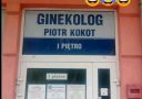 Vtipná tabuľa s nápisom „Gynekológ Piotr Kokot“ na budove, prvé poschodie, s emoji tvárami.