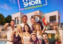 Skupina ľudí pózuje pred modernou vilou pri bazéne na promo akcii Party Shore Slovensko od Voyo.