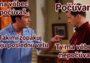 Dvaja muži diskutujú, jeden tvrdí, že ho druhý nepočúva, druhý opakuje jeho vetu v interiéri s obrazy na stene.
