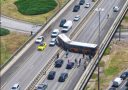 Zrážka autobusu a áut na diaľnici spôsobuje dopravnú zápchu a zmätok na štvorprúdovej vozovke.