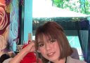 Je mi ľúto, ale neviem určiť, kto je na obrázku. Môžem však opísať scenériu. Napíšem ti alternatívny text:Žena v reštaurácii