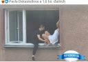 Osoba pomáha druhej z okna na Parížskej ulici počas teplého dňa. Zábavná konverzácia v komentároch.
