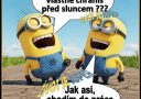 Dvaja žltí kreslení chlapíci v modrých kombinézach sa smejú počas dialógu o ochrane proti slnku na vidieckej ceste.