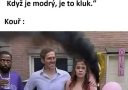 Gender reveal párty s dymovnicou, ktorá generuje nečakaný čierny dym namiesto očakávanej farby.