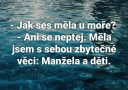 Text na obrázku o dovolenke pri mori s humorom o rodinných veciach.