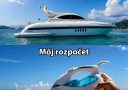 Loď a žehlička ilustrujú rozdiel medzi plánmi a rozpočtom, vtipná fotomontáž na porovnanie cieľov a reality.