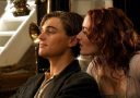 Pár v známom romantickom filme, žena šepká mužovi do ucha, s textom: Čo Rose povedala? Iba zlé odpovede.
