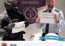 Príslušníci väzenskej služby s náborovými nápismi hľadajú posily pre Vězeňskú službu Českej republiky.