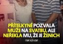 Nevesta a ženích na svadbe, ženích prekvapený pozvaním. Text: Přítelkyně pozvala muže na svatbu, ale neřekla mu, že je