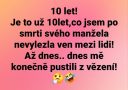 Text na obrázku: 10 let! Už 10 let od smrti manžela nevylezla ven. Dnes mě pustili z vězení! 🤔🤣.