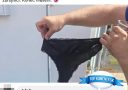Osoba drží čierne čipkované nohavičky. Text oznamuje ich nájdenie na letnom plese.