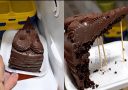 Čokoládová torta podpieraná špajľami na tanieri v chladničke ako súčasť vtipného bratského žartu.