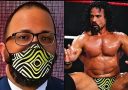 Muž s maskou so vzorom, ktorý sa zhoduje s wrestlingovým oblekom zápasníka v ringu.